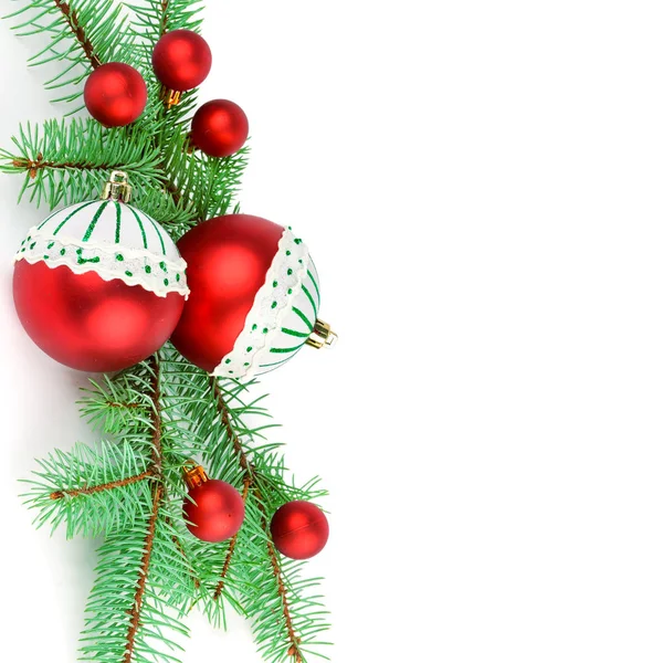 Ramas de abeto y brillantes decoraciones navideñas aisladas en blanco — Foto de Stock