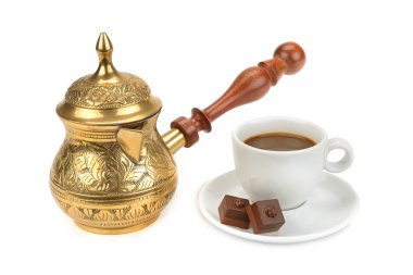 Beyaz arka planda izole edilmiş içecekli kahve demliği ve fincan.