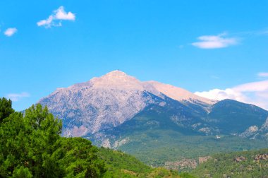 Dağ Olympos (Türkiye) mavi gökyüzüne karşı. Pitoresk ve 