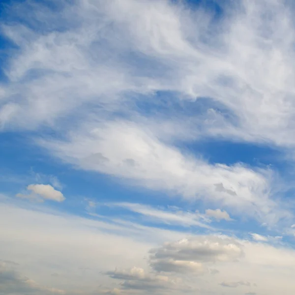 Cielo blu e nuvole di cumulo bianche — Foto Stock