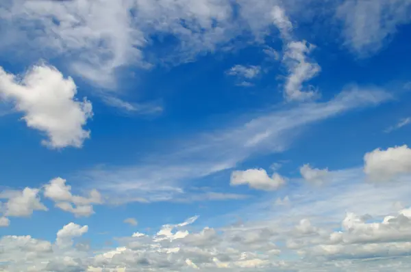 Nuvens de cúmulo de luz no céu azul — Fotografia de Stock