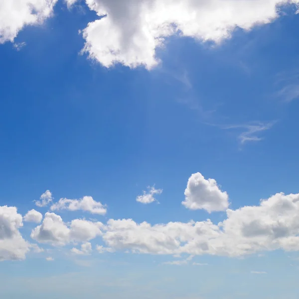 Lichte cumulus wolken aan de blauwe lucht — Stockfoto