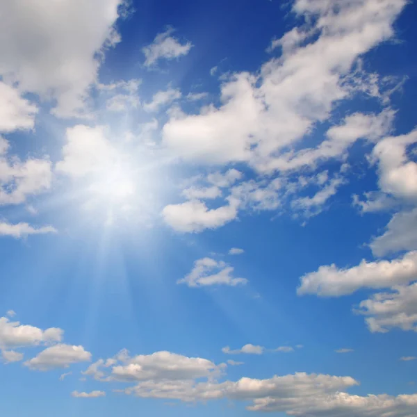 Couds in den blauen Himmel. helle Mittagssonne erhellt den Weltraum. lizenzfreie Stockfotos