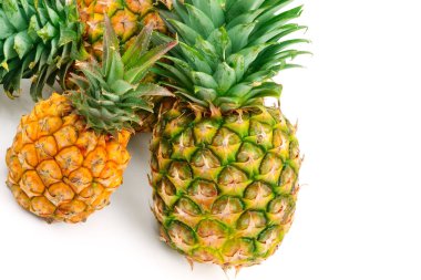 Beyaz arka plan üzerinde izole ananas kümesi. T için boş alan