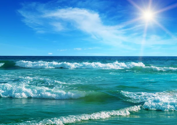 Hermoso mar y sol en el fondo del cielo azul . —  Fotos de Stock