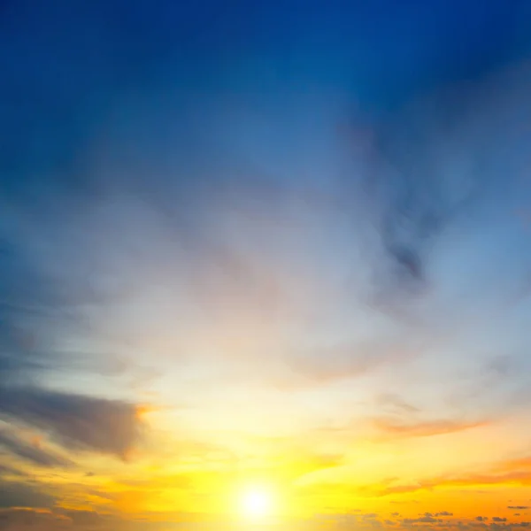 Συννεφιά και φωτεινή Ανατολή του ηλίου πάνω από τον ορίζοντα. — Φωτογραφία Αρχείου