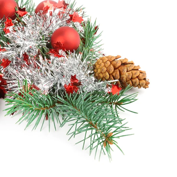 Ramas de abeto y brillantes decoraciones navideñas aisladas en blanco — Foto de Stock