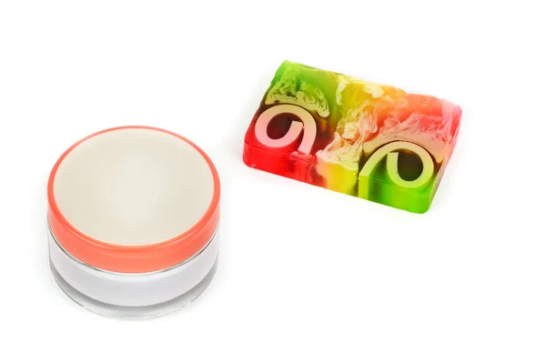 Gezichtscrème en handgemaakte zeep geïsoleerd op witte achtergrond. — Stockfoto