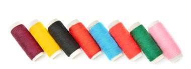 Beyaz bir arka plan üzerinde izole dikiş iplik kümesi. Geniş fotoğraf.