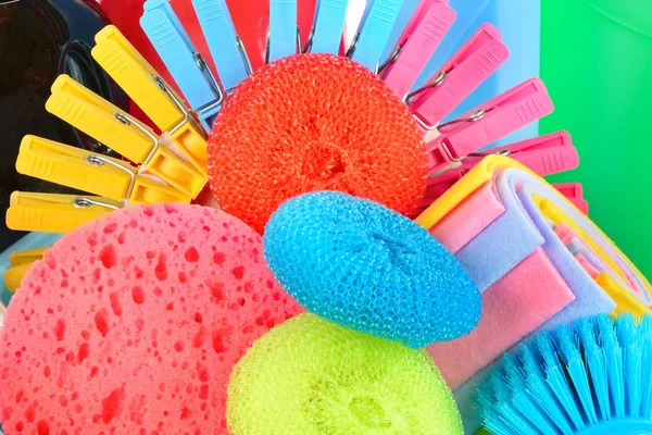 Background of clothespins, sponges and napkins for cleaning. — Stock Photo, Image