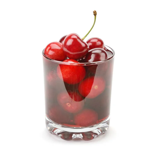 Cherry en glas sap geïsoleerd op witte achtergrond. — Stockfoto