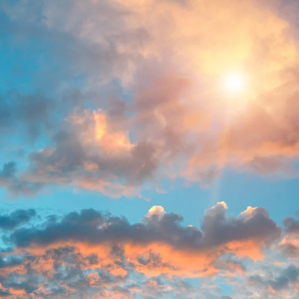 Cielo nublado y amanecer brillante sobre el horizonte . — Foto de Stock