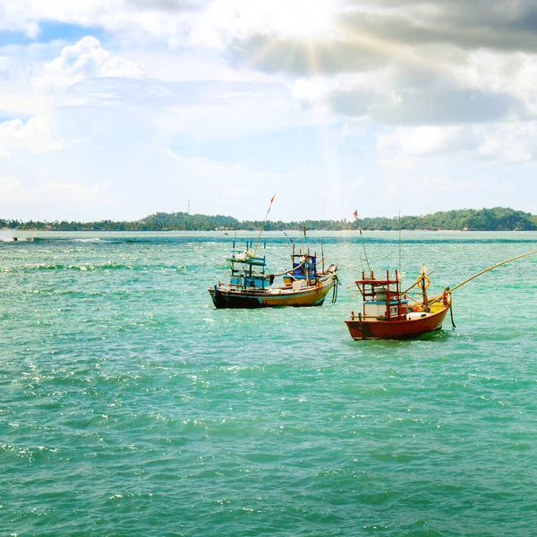 Balıkçı tekneleri su ile güzel deniz manzarası. — Stok fotoğraf