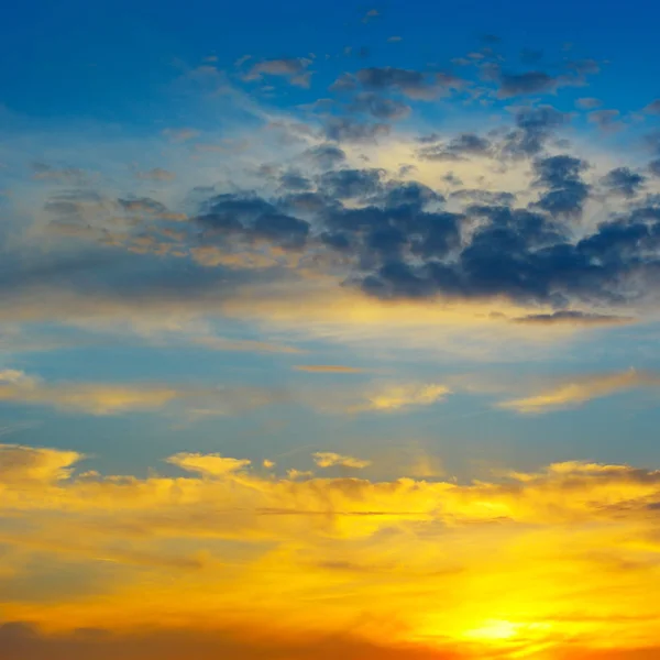 Mooie zonstijging en bewolkte hemel — Stockfoto