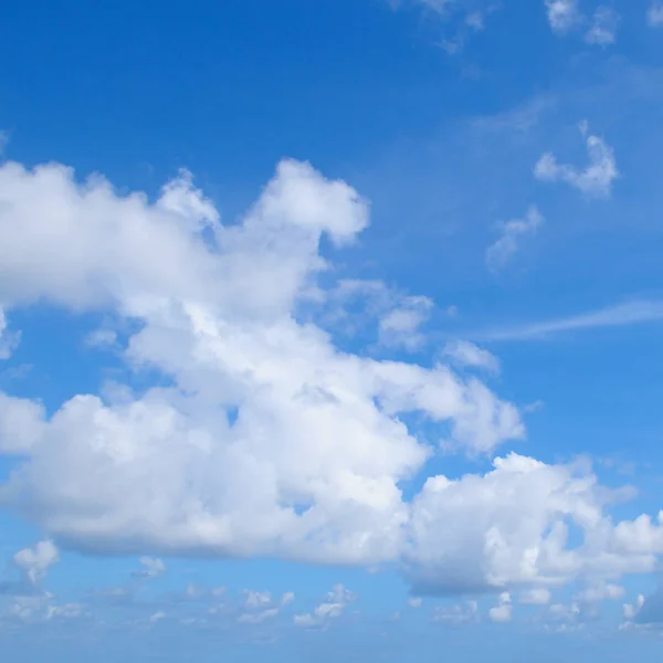 Blue sky and white cumulus clouds — Stock Photo, Image