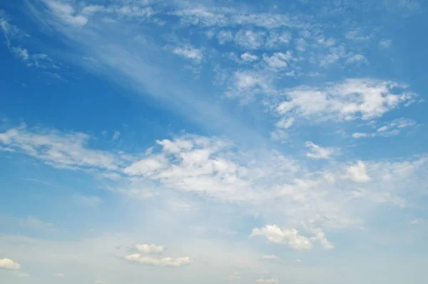 Cielo blu e nuvole di cumulo bianche — Foto Stock