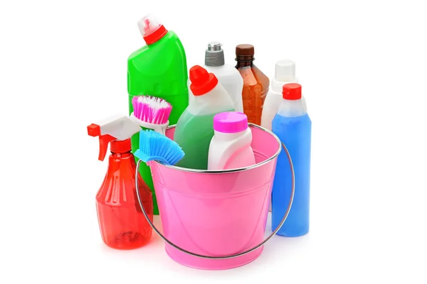 Produtos químicos domésticos e balde para limpeza isolado em branco ba — Fotografia de Stock