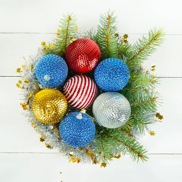 白い木製の背景にクリスマスや新年の装飾品。フラット — ストック写真