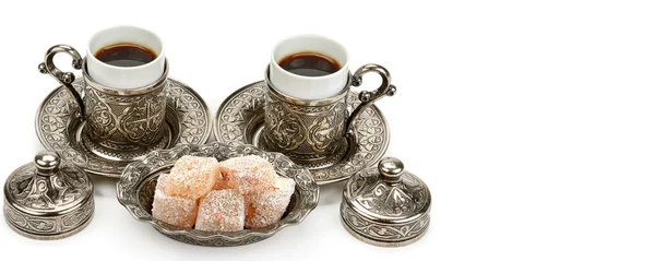 Filiżanki kawy i tureckiej rozkoszy na białym tle. — Zdjęcie stockowe