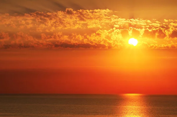 Mar bonito e nascer do sol vermelho . — Fotografia de Stock