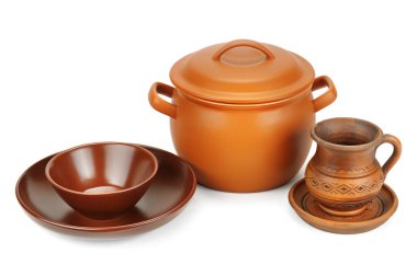 Beyaz arka plan üzerine izole seramik tabak seti.