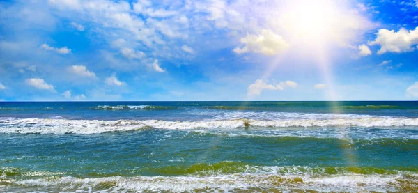 Bel mare e sole su sfondo cielo blu. Ampia foto  . — Foto Stock