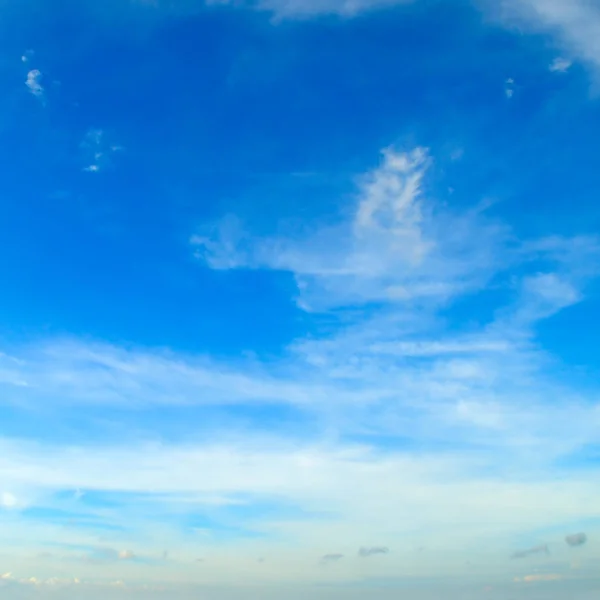 Bílé mraky na modré obloze. — Stock fotografie