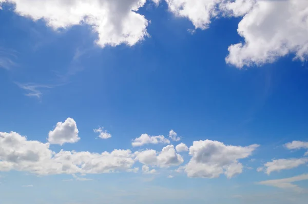 Sky and white cumulus clouds — Stock Photo, Image