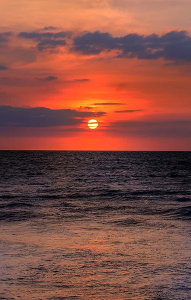 Piękne morze i czerwone słońce rośnie. — Zdjęcie stockowe