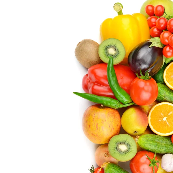 Frutas e legumes isolados sobre fundo branco. Espaço livre f — Fotografia de Stock