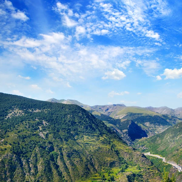 Schöne Berglandschaft und Himmel. — Stockfoto