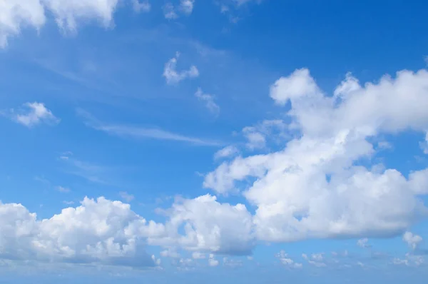 Modrá obloha a bílá Cumulus mraky — Stock fotografie