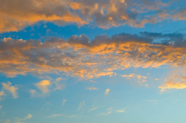 Zonsopgang en bewolkte hemel — Stockfoto