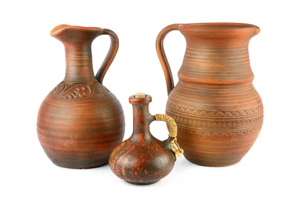 Beyaz arka plan üzerine izole edilmiş eski seramik tencere seti.