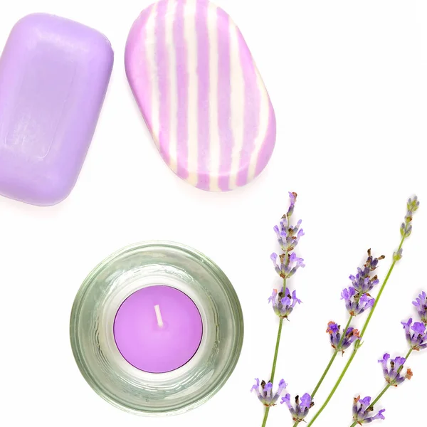 Lavendelseife und Duftkerze isoliert auf weißem Hintergrund. f — Stockfoto