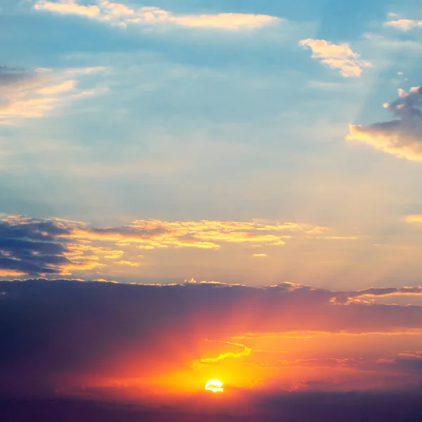 Hermoso amanecer y cielo nublado — Foto de Stock