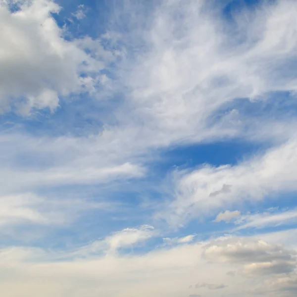 Nuvole cumulo nel cielo blu — Foto Stock