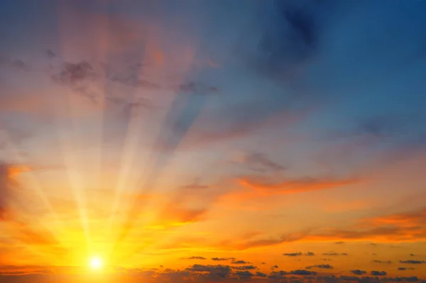 Прекрасний схід сонця і хмарне небо — стокове фото