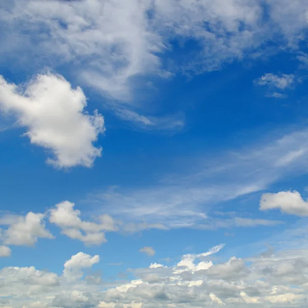 Cumulus wolken in de blauwe lucht — Stockfoto