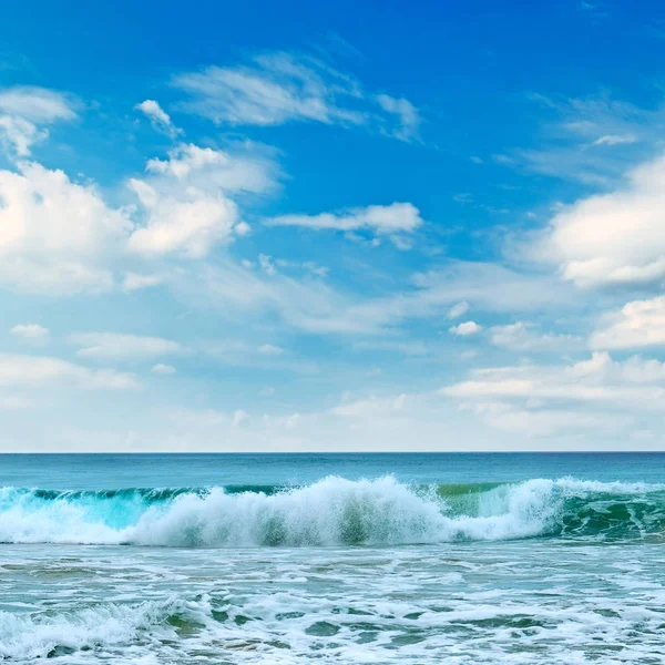 Hermoso paisaje marino y cielo azul. Playa de arena . — Foto de Stock