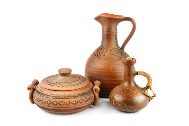 Beyaz arka plan üzerine izole edilmiş eski seramik tencere seti.