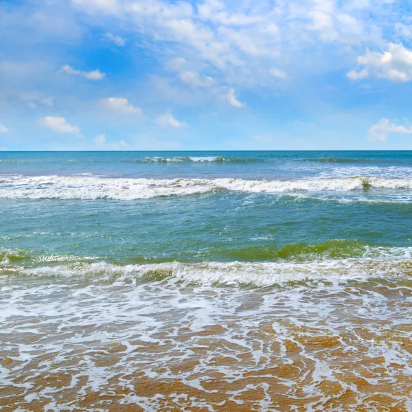 Hermoso paisaje marino y cielo azul. Playa de arena . —  Fotos de Stock
