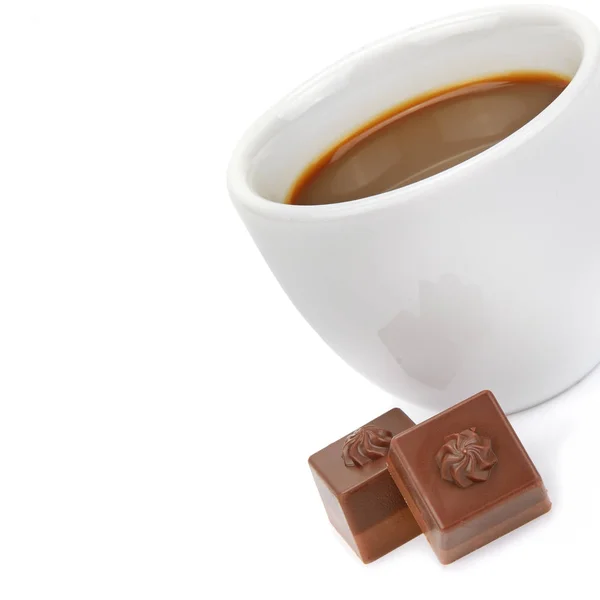 Tasse Kaffee und Schokoladenbonbons auf weißem Hintergrund. frei sp — Stockfoto