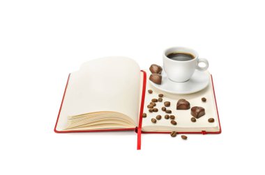 Beyaz arka plan üzerine izole edilmiş bir fincan kahve ve açık dizüstü bilgisayar.