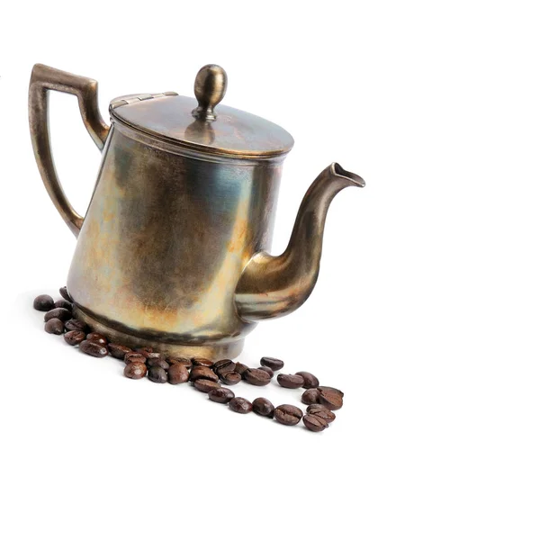 Coffeepot e grãos de café isolados em fundo branco . — Fotografia de Stock