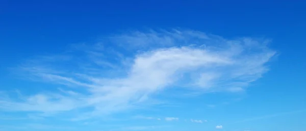 Nuvens fofas no céu azul. Ampla foto . — Fotografia de Stock