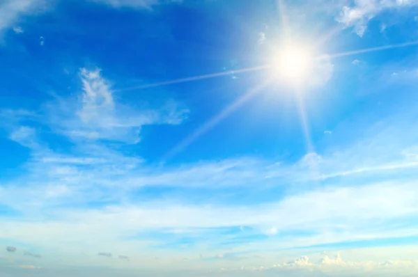 Couds no céu azul. Sol brilhante ilumina o espaço . — Fotografia de Stock