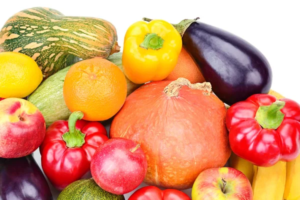 Frutas e legumes isolados em fundo branco. — Fotografia de Stock