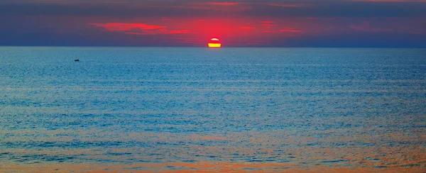 Plaża oceanu i czerwone wschody słońca. Szerokie zdjęcie. — Zdjęcie stockowe