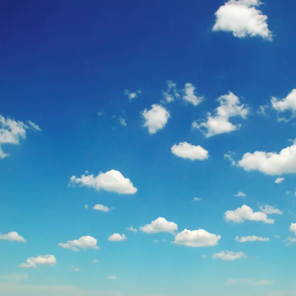 Fluffiga moln i den blå himlen. — Stockfoto